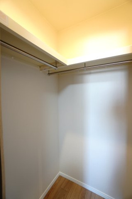 【収納】 | 【上質リノベ】BELISTA吉島 | 【約0.7帖WIC】
広々しているので、各アイテムが美しく整頓でき、
毎朝の準備がスムーズかつストレスフリーに。
まるで自分だけのブティックにいるかのような
贅沢な気分を味わえる！