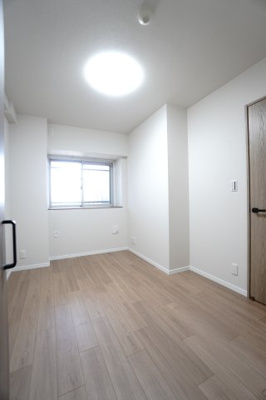 【洋室】 | 【上質リノベ】BELISTA吉島 | 【洋室約5.0帖】
居室にはクローゼットを完備。
自由度の高い家具の配置が叶うシンプルな空間です。
お子様の成長と人数と共に必要になる
子供部屋にもぴったりの間取りですね。