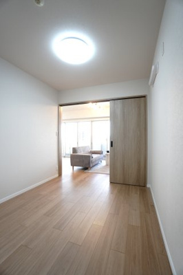 【居間・リビング】 | 【上質リノベ】BELISTA吉島 | 【洋室約4.0帖】
在宅勤務・リモートワークの書斎や、
趣味やくつろぎのスペースとしても。
家族と一緒に楽しい時間を過ごす中にも、
一人でくつろげる時間と場所は特に良いですね。