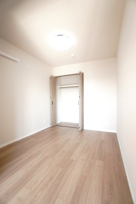 【洋室】 | 【上質リノベ】BELISTA吉島 | 【洋室約4.0帖】
将来、家族構成が変わった時等、第2子供部屋としても活用できそうですね！
勿論、エアコンの先行配管もしてあるので、壁付けのエアコン設置OKです！
快適な居室環境で過ごせそうです！