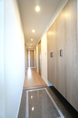 【玄関】 | 【上質リノベ】BELISTA吉島 | 【玄関ホール】
人を迎え入れる最初の場所だからこそ、
清潔感があり纏まった空間にして頂ける様に
大型フローティングシューズBOXを設置。
照明はオートライト。消し忘れや
出入りが暗くならなく済みます！