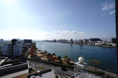 【展望】 | 【上質リノベ】BELISTA吉島 | 【四季を感じる】
四季の移ろい・爽やかな青空や風を感じられ
自然を愉しめるパノラマビュー。
毎日の暮らしに余裕を感じさせてくれる、
遮る物の無い開放的な眺望を是非、ご堪能ください。