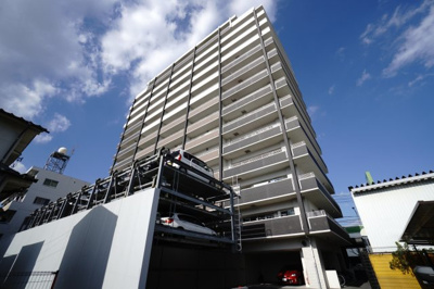 【外観】 | 【上質リノベ】BELISTA吉島 | 【耐震性】
耐震性の高さを判断するポイントは、
建築確認申請日が1981年6月1日以降の
新耐震基準に適合しているかどうか。
震度６程度の大地震でも
建物が崩壊しないレベルが基準になりました。