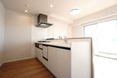 【キッチン】 | 【上質リノベ】BELISTA吉島 | 【キッチンスペース】
今回のキッチンは料理をすることが楽しみになる心地よさで
家族みんなが使いたくなるようなワクワクいたします。
また、リビングから手元が見えないように配慮されたデザインも嬉しい♪