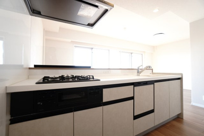 【キッチン】 | 【上質リノベ】BELISTA吉島 | ☆キッチンの特徴☆
・クリナップ社製
・アクリストンワークトップ
・浄水器一体型ハンドシャワー水栓
・一度に5人分食器洗い乾燥機
・フラットスリムレンジフード
・換気扇幕板が他の面材と同色