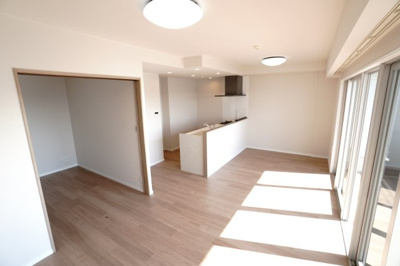 【居間・リビング】 | 【上質リノベ】BELISTA吉島 | 【約15.6帖LDK】
今回のリノベーションスタイルは
「グレージュモダン」
やさしい光が差し込むリビングは、
整った空間美と穏やかな時間が感じられる、
心ほどけるようなひとときを過ごすことができます