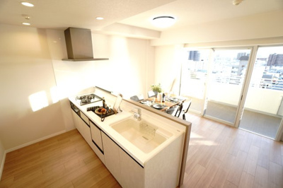 【キッチン】 | 【上質リノベ】BELISTA吉島 | 【キッチンスペース】
キッチンはルーセントカウンター。
透明ガラスで視界を遮らず、LDKの一体感を保ったまま料理が楽しめます。
明るく開放的で、家族みんなが自然と集まる“使いたくなるキッチン”です♪