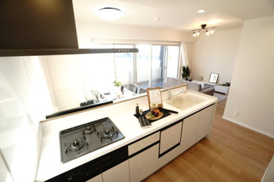 【キッチン】 | 【上質リノベ】BELISTA吉島 | ☆キッチンの特徴☆
・クリナップ社製
・アクリストンワークトップ＆シンク
・浄水器一体型ハンドシャワー水栓
・一度に5人分食器洗い乾燥機
・Jタイプサイドフード
・強化ガラス製オイルガード