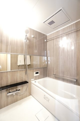 【浴室】 | 【上質リノベ】BELISTA吉島 | 【バスルーム】
TOTO社製RWシリーズは
「ゆるリラ浴槽」「カラリ床」で独自の技術によりバスタイムを
よりよく演出してくれます！
更に、浴室暖房乾燥機が標準設備！
お手入れが楽なシステムバスです。