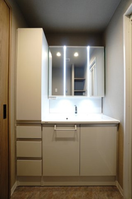 【独立洗面台】 | 【上質リノベ】BELISTA吉島 | 【コスメカウンター】
Panasonic社製！
「美ルックツインラインLED照明」は、
従来の照明より自然な肌の色に見える照明。
肌の色味を美しく引き立て、
洗面ボウルも広くメイクの時間をより素敵に。