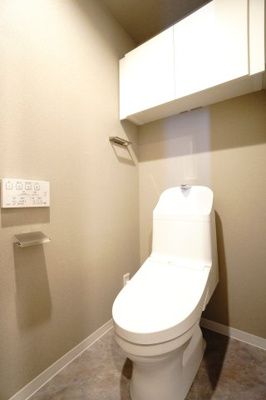 【トイレ】 | 【上質リノベ】BELISTA吉島 | 【レストルーム】
TOTO社製！きれいをまもるせいけつトイレ！
お掃除はサッとひとふきで完了！
少ない水で、汚れをしっかり洗い流します。
手洗い機能付きなので、もしもの時も慌てない！
キャビネット付！