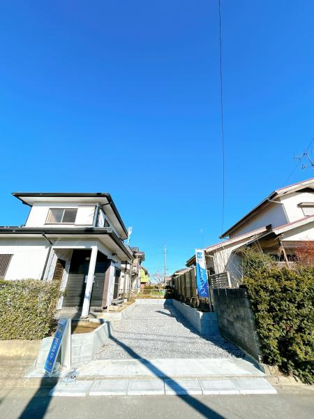 つくばみらい市谷井田　中古戸建の前面道路含む現地写真|【リフォーム中1/23更新】外壁はサイディングのカバー工法施工を行います。