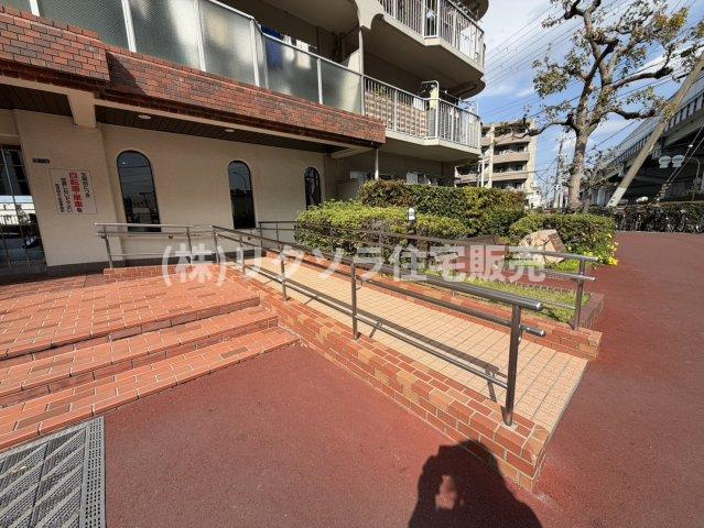 守口ハイライフA棟の現況写真|エントランススロープ■物件内覧・資金計画相談・住宅ローン相談、リフォーム相談、お問合せ受付中■
※当日・翌日のご内覧、ご相談はお電話でのお問合せがスムーズです！