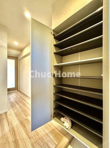 お花茶屋ローヤルコーポの玄関|【玄関】玄関には大型のシューズクローゼットを設置しておりますのでいつでもスッキリりとした空間を保てます。玄関周りを清潔に使うのはとても大事なことですよね。