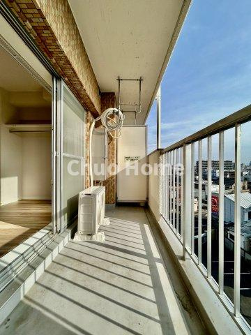 お花茶屋ローヤルコーポのバルコニー|【バルコニー】幅もあって、奥行きもあるゆとりのバルコニー。洗濯物を干したり乾かしたりだけでなく、ただ出てみるだけでも気持ちいいですよ。