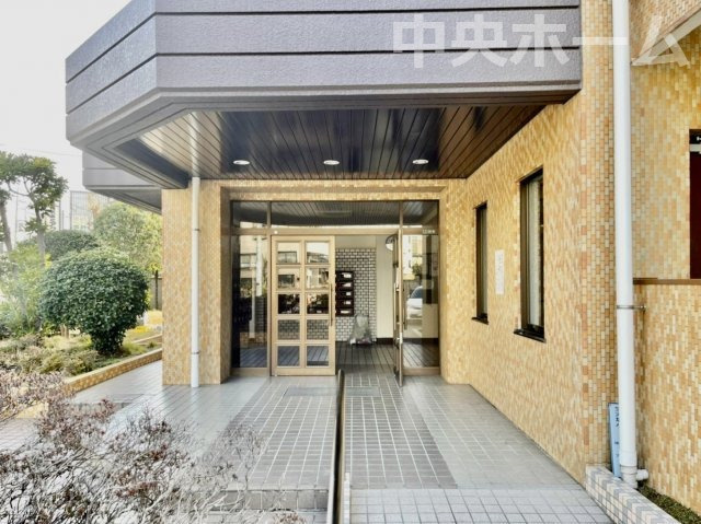 お花茶屋ローヤルコーポのエントランス|【エントランス】マンションのエントランスは、その物件の印象を決める、顔とも言える場所です。毎日通る場所ですからきれいなのが一番です。エントランス内はオートロックですので暮らしの安全も確保されています。