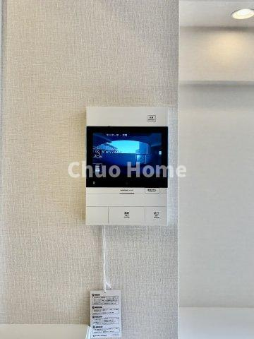 お花茶屋ローヤルコーポのセキュリティ|【モニターホン】誰が来たかすぐにわかるカラーモニター付きインターホン。通話ボタンを押すまでは室内の音は漏れていませんので相手を確かめてから応対できます。