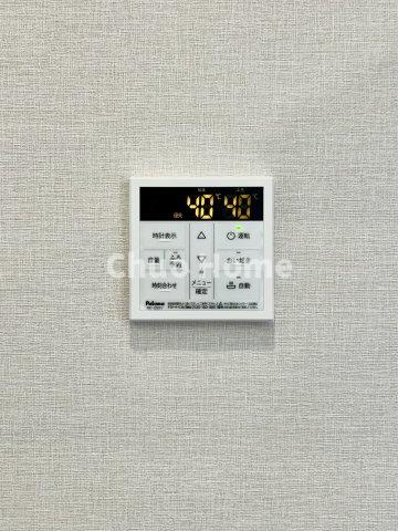 お花茶屋ローヤルコーポの発電・温水設備|【給湯リモコン】外での一日を忘れさせてくれるオートバス機能でお好みの湯量・温度に調整された浴槽。