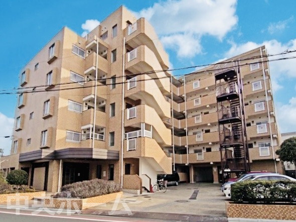 お花茶屋ローヤルコーポの外観|外観。京成本線「お花茶屋駅」徒歩6分のロケーション。「堀切菖蒲園駅」徒歩10分も利用可能な便利な場所になります。