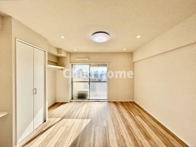 お花茶屋ローヤルコーポの居間・リビング|【リビングダイニング】一日の中で多くの時間を過すことになるリビングダイニングだからこそ、いつも穏やかな空間であることが必然。爽やかな通風と採光を存分に感じる事が出来る空間です。