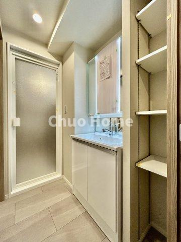 お花茶屋ローヤルコーポの脱衣所|【洗面所】明るい洗面所は朝をすっきりさせてくれる空間です。バタバタしている忙しい朝でも収納が多い洗面台では短い時間で効率良く支度ができます。