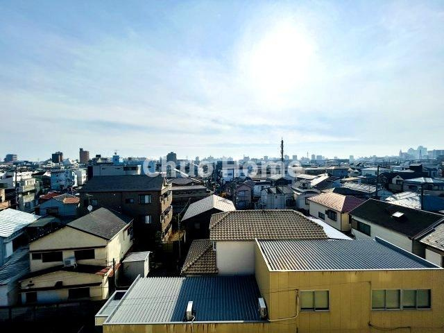 お花茶屋ローヤルコーポの展望|手を伸ばせば、ふれることが出来そうな環境が、そのままインテリアになったような印象です。その豊かな眺望にふさわしい空間には、通風・採光にも優れ、心地よい光と風があふれています