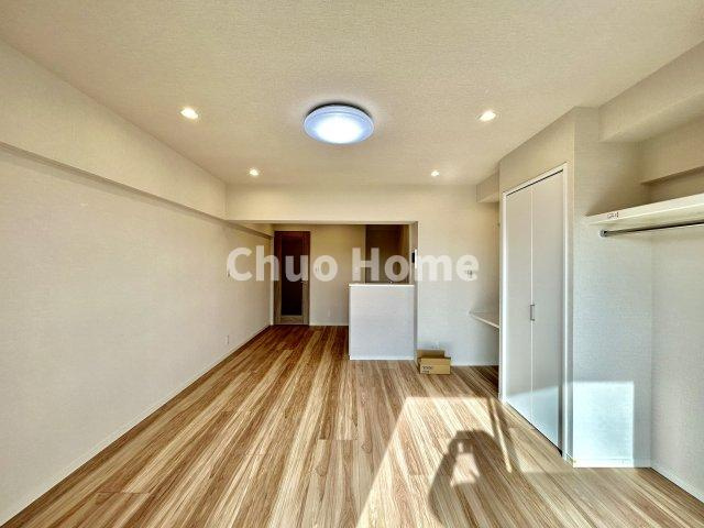 お花茶屋ローヤルコーポの居間・リビング|【居間・リビング】「ＬＤＫは家族団らんをデザイン」広いＬＤＫでは家族が集まり一緒の時間を過ごせる工夫がされております。何気ない一日の当たり前のひとコマがいつか一生の宝物になります