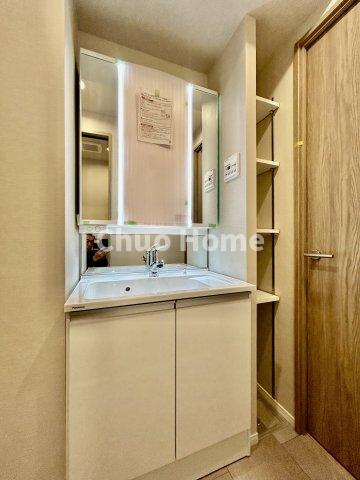 お花茶屋ローヤルコーポの独立洗面台|【洗面化粧台】洗面化粧台には三面鏡を採用。身だしなみを整えやすい事はもちろんですが、鏡の後ろに収納スペースを設ける事により、散らかりやすい洗面スペースをすっきりさせる事が出来るのも嬉しいですね