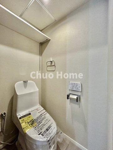 お花茶屋ローヤルコーポのトイレ|【トイレ】 収納スペースをしっかりと確保した温水洗浄便座機能付きトイレ。温水洗浄便座は清潔にお使いいただくための大切なアイテムです。