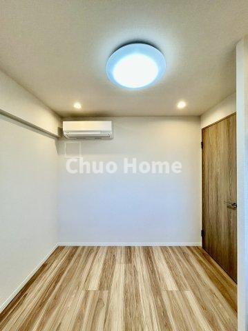 お花茶屋ローヤルコーポの洋室|【洋室】快適に過ごす条件は、一人ひとり違います。だからこそ飾り過ぎないシンプルな内装と偏り過ぎないデザインで統一しております。居住していく中でオーナー様だけの【マイホーム】に創り上げて下さい