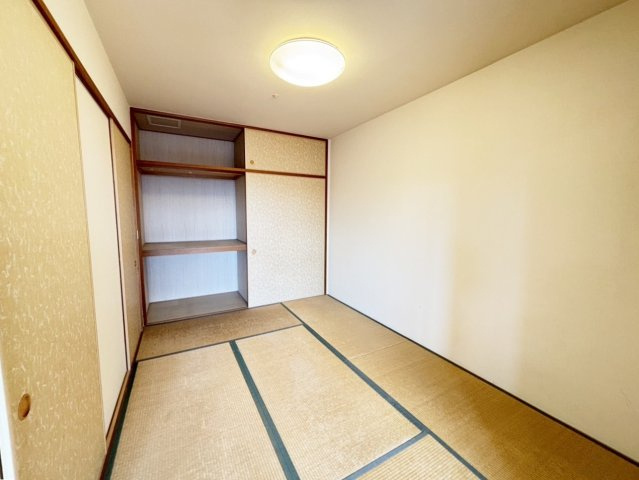 アルス神戸ポートアイランドの和室|閉め切れば個室として、扉を開ければリビングと一体のリラックススペースとして活用できます。キッチンで料理している間も赤ちゃんを安心してお昼寝させられる間取りです。