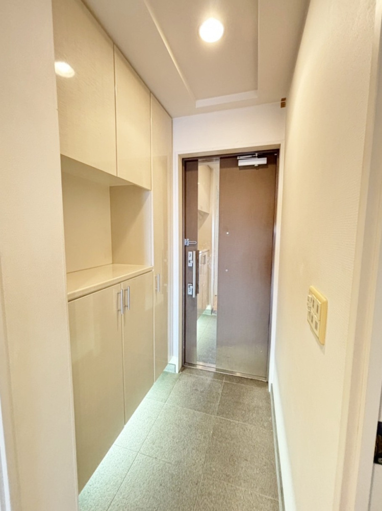 アルス神戸ポートアイランドの玄関|夜間の安全確保とデザイン性に優れたフットライト
玄関収納はお好きなアートやご家族の思い出の品を飾るギャラリーのようなスペースに