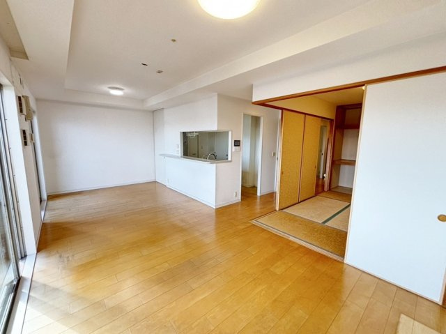 アルス神戸ポートアイランドの居間・リビング|朝から明るい自然光が入る約18帖のリビングダイニングキッチン。
約6帖の和室の扉を開放すれば合計約24帖の大空間に。