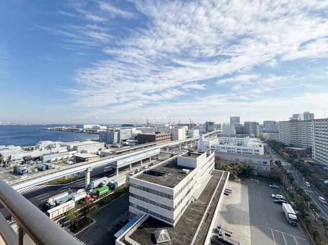 アルス神戸ポートアイランドの展望|神戸の街並みと遥かに広がる海が視界いっぱいに
時間帯ごとに表情を変える眺望は、
日常に特別なひとときを与えてくれます