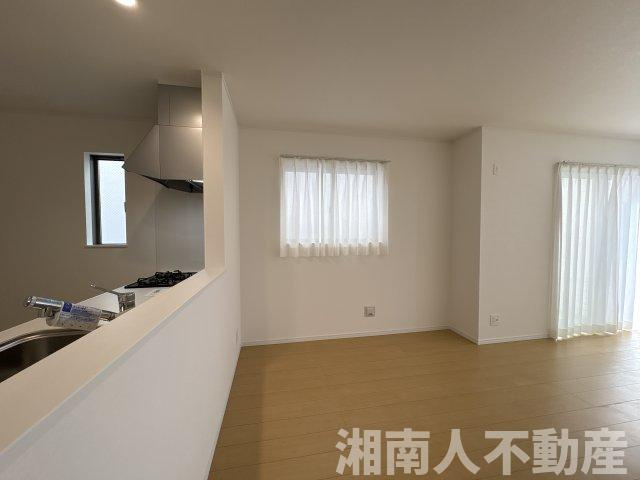 茅ケ崎市柳島１丁目　全3棟　の居間・リビング|ゆったり過ごせるリビングです