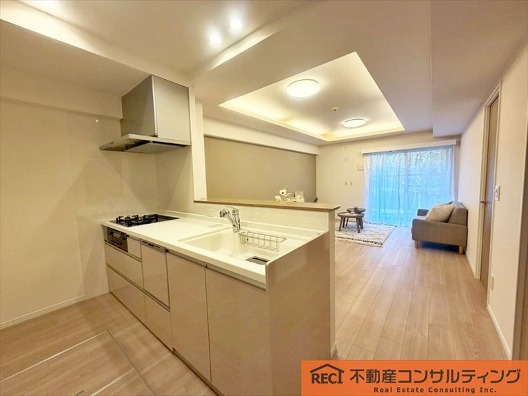 コスモ芦屋川シーサイドテラスの居間・リビング|約10㎡の専用庭付き