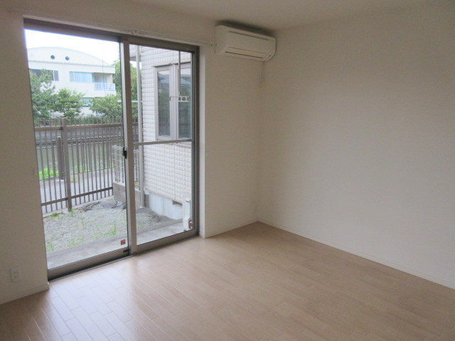 ラフレシール桜山の洋室