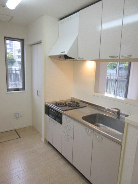 ラフレシール桜山のキッチン|窓のある明るいキッチンスペース