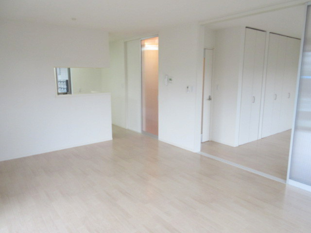 ラフレシール桜山の洋室