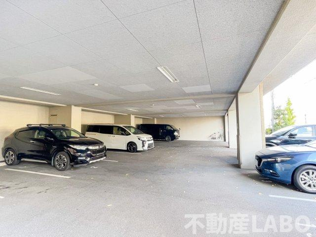 メゾンプチチェリーの駐車場