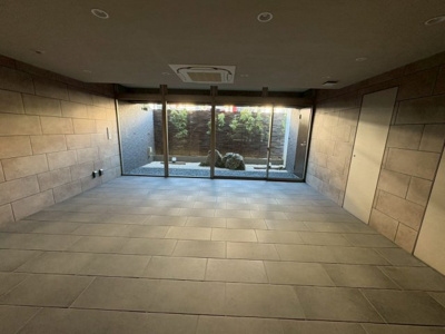 【ロビー】 | プレサンスロジェ京都西大路五条 | 坪庭のある風情があるロビーです♪