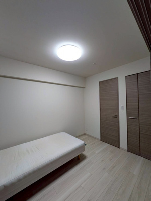 【洋室】 | プレサンスロジェ京都西大路五条 | WIC付洋室約5帖♪