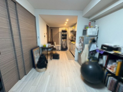 【居間・リビング】 | プレサンスロジェ京都西大路五条 | １階のお部屋なので、エントランスや駐車場・駐輪場が近いです。お買い物の帰り、大きい荷物の搬入、ゴミ捨てなども楽に生活ができます。
