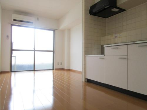 南八幡ガーデンビレッジの居間・リビング|反転型