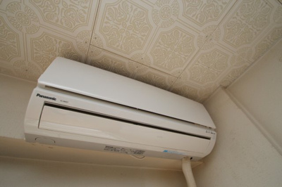 【設備】 | セシーズイシイ5 | エアコン　※同建物ほかのお部屋の写真です。