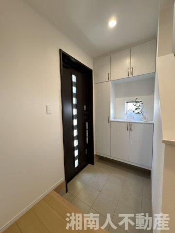 茅ケ崎市柳島１丁目　全3棟　の玄関|落ち着いた玄関です