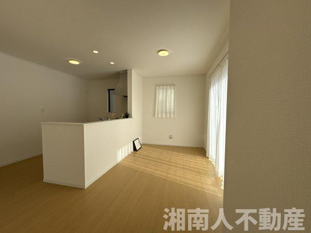 茅ケ崎市柳島１丁目　全3棟　の居間・リビング|ゆったりとしたリビングです