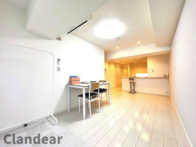 パシフィック西日暮里の居間・リビング|ドキドキの新生活も、安心してスタート。ぴったりの住まいを見つけませんか？クランディアが一緒に住まい選びをサポートします‼　まずは、お気軽にお問合せください　＃クランディア