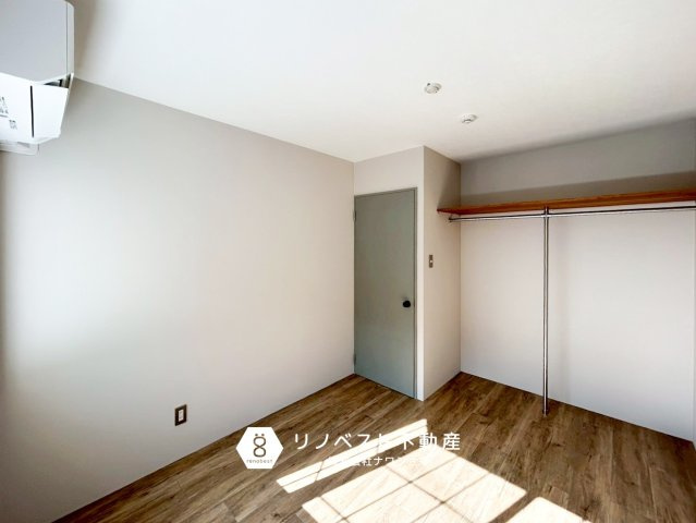 若江本町ガレージハウスの洋室|エアコン付き◎洋服好きには魅力的な扉なしクローゼット！