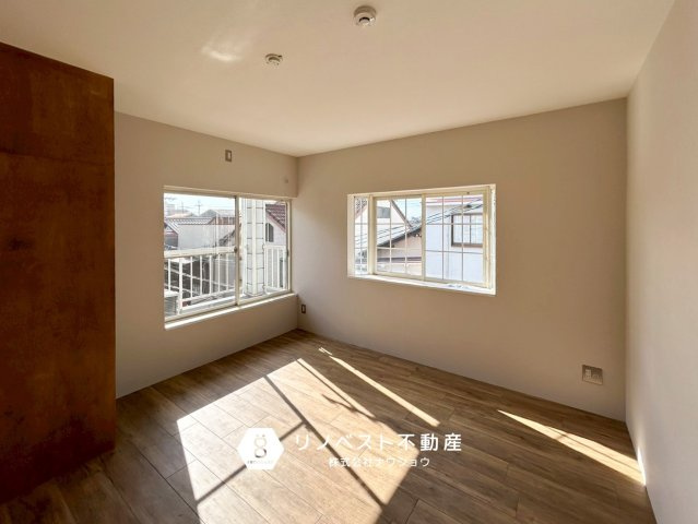 若江本町ガレージハウスの洋室|２面採光で非常に明るい洋室１面はバルコニーになっており、日向ぼっこできそうですね♪